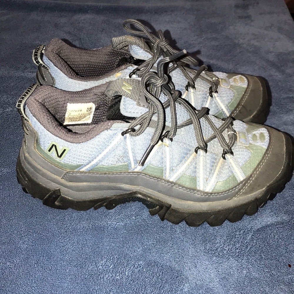 Women’s New Balance sneaker “700”
